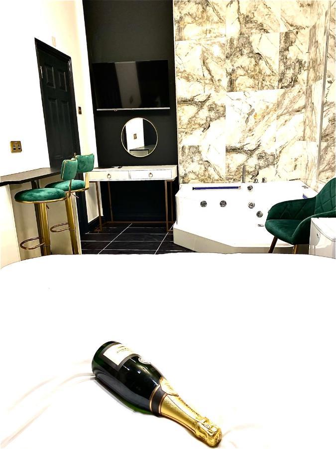 Duke And Duchess Apartments And Rooms - Private In Room Hot Tub Suites London Kültér fotó