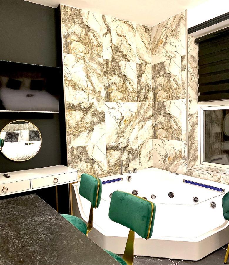 Duke And Duchess Apartments And Rooms - Private In Room Hot Tub Suites London Kültér fotó
