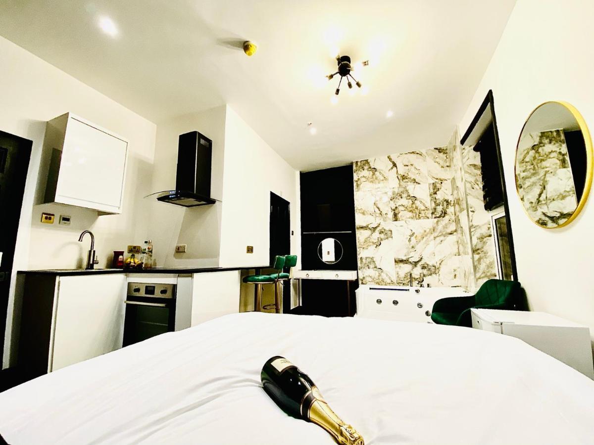 Duke And Duchess Apartments And Rooms - Private In Room Hot Tub Suites London Kültér fotó