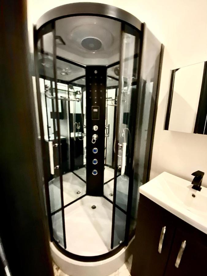 Duke And Duchess Apartments And Rooms - Private In Room Hot Tub Suites London Kültér fotó