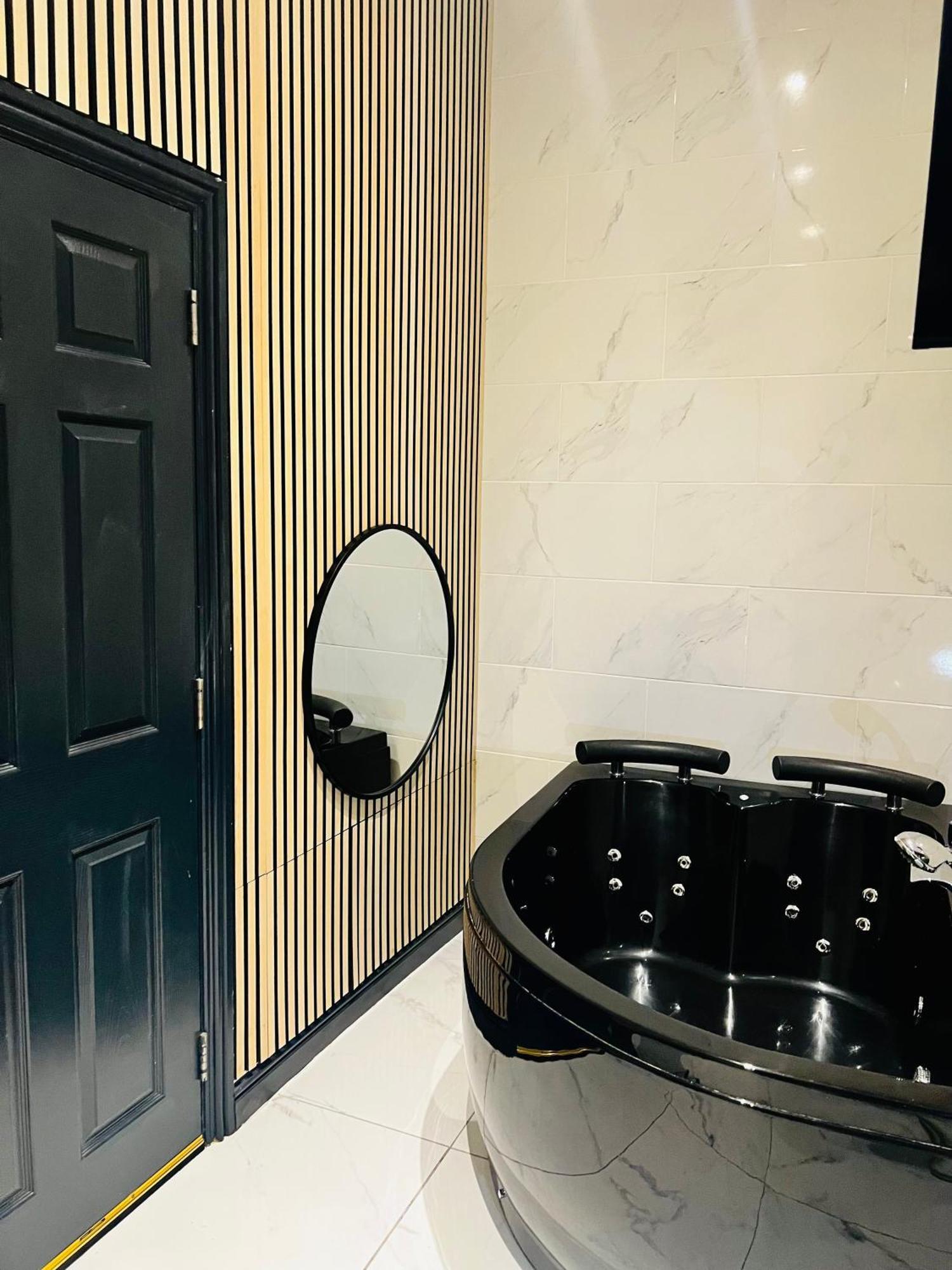 Duke And Duchess Apartments And Rooms - Private In Room Hot Tub Suites London Kültér fotó
