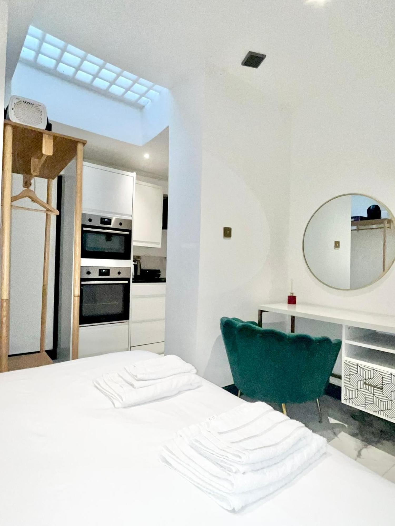 Duke And Duchess Apartments And Rooms - Private In Room Hot Tub Suites London Kültér fotó