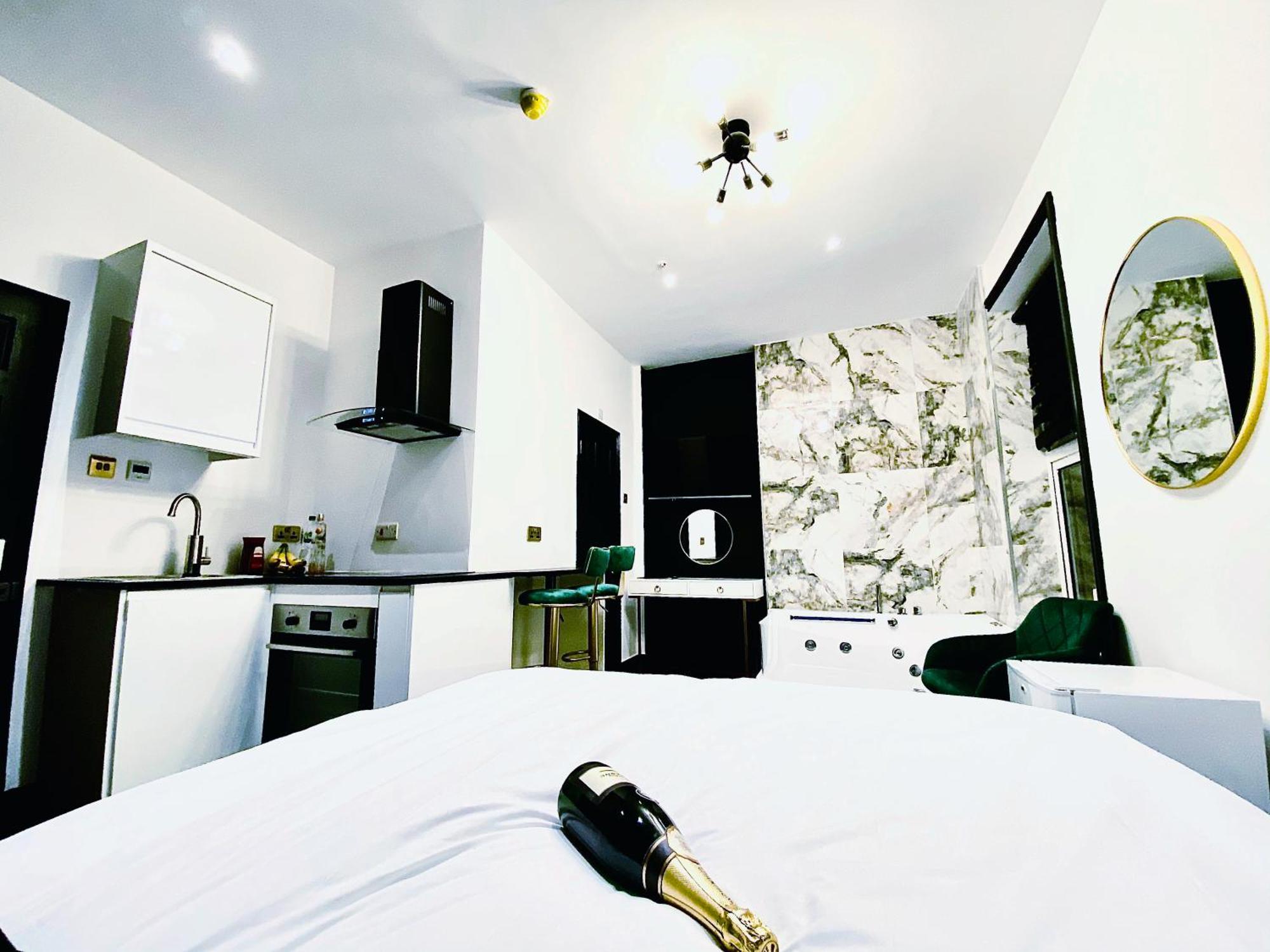Duke And Duchess Apartments And Rooms - Private In Room Hot Tub Suites London Kültér fotó